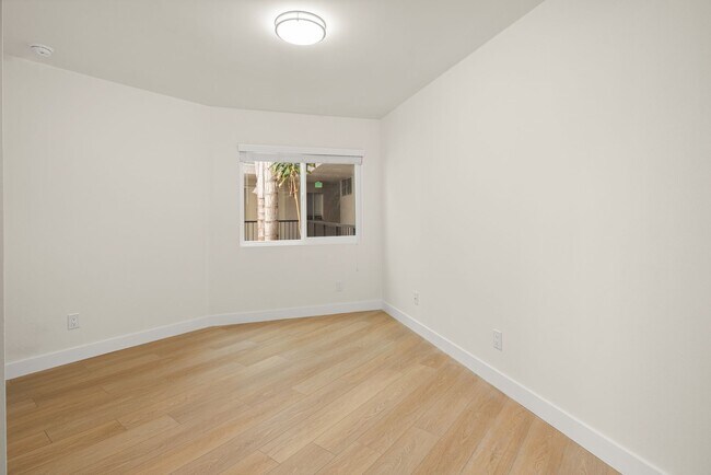 Building Photo - nat105