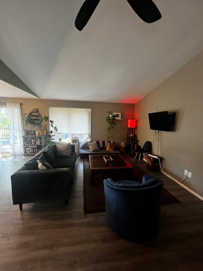 Building Photo - Single level home close to Mt View High School