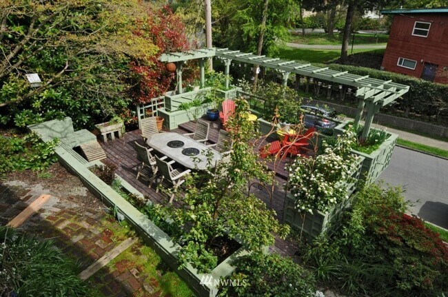 Building Photo - Big Charm in Madison Valley 4 bd 3 ba