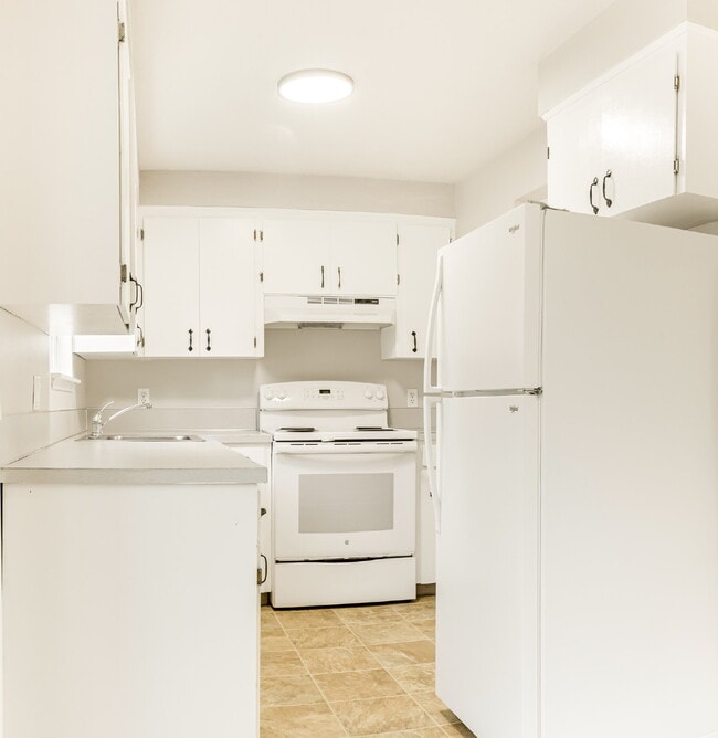 Building Photo - 2 Bedroom - 1 1/2 Bathroom End Unit