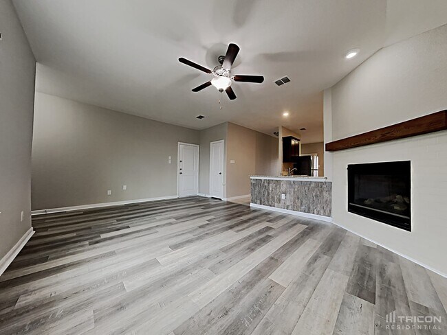 Building Photo - 1214 Cres View Dr