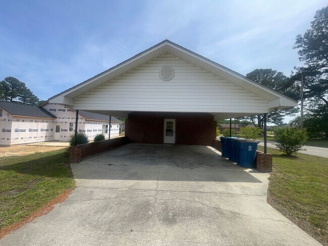 Foto del edificio - Brick Ranch- Dunn- 4 bedroom 2.5 bath- 2 car carport- Corner Lot