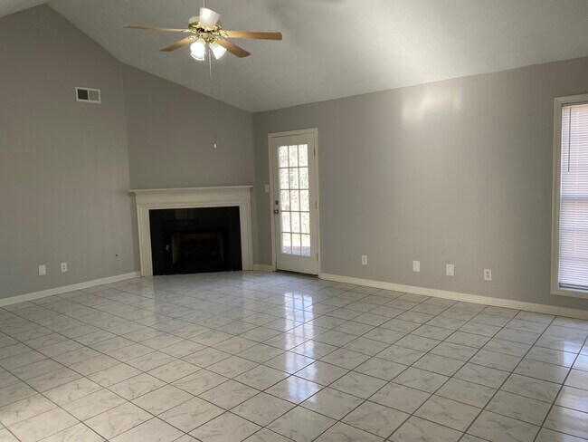 Building Photo - 207 Bent Oaks Dr