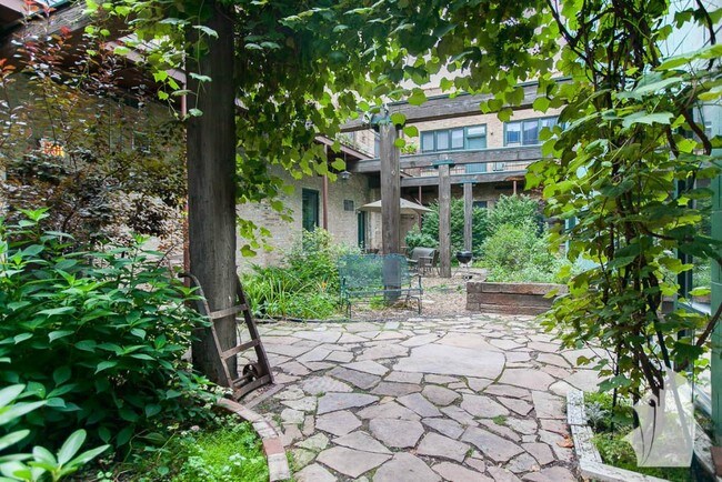 Foto del edificio - 2418 W Bloomingdale Ave