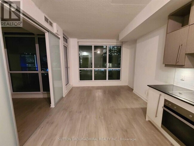 Photo du bâtiment - 199 Richmond St W