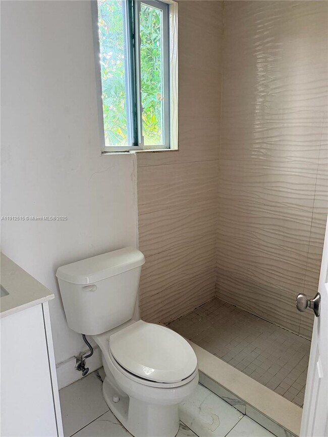 Foto del edificio - 1652 Madison St