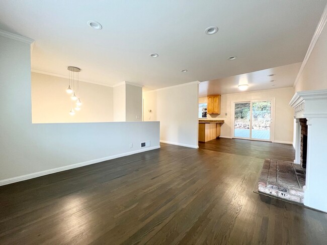 Building Photo - Newly Renovated 3-Bed/2-Bath in Linda Mar ...