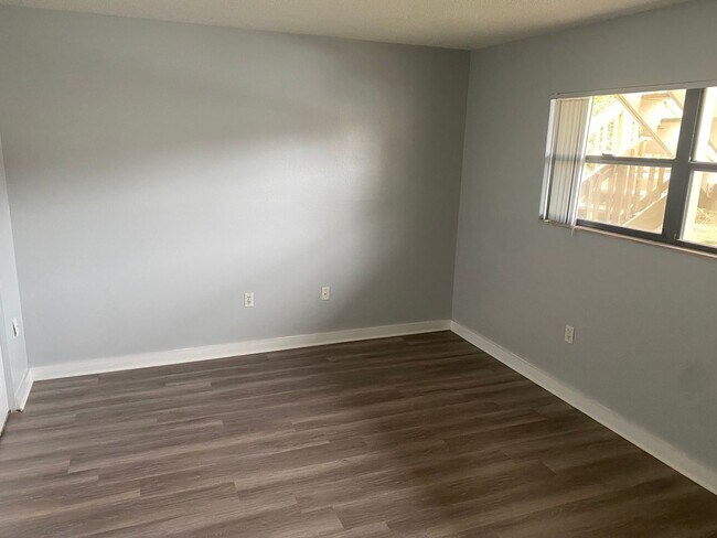 Foto del edificio - * MOVE IN SPECIAL * 1/2 OFF 2ND MONTH'S RENT!! Spacious 1,226 SF Unit - 2 bd / 2 ba near UF - Bra...
