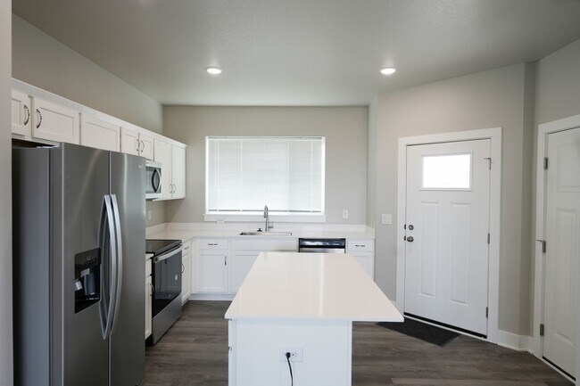 Building Photo - "Modern Elegance: A Three-Bedroom Sanctuar...
