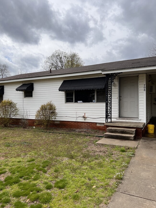 Building Photo - 708 HILL