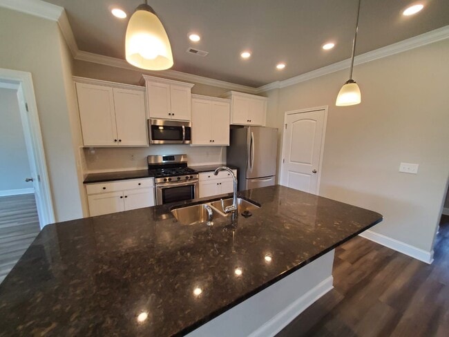 Building Photo - 332 River Rock Dr