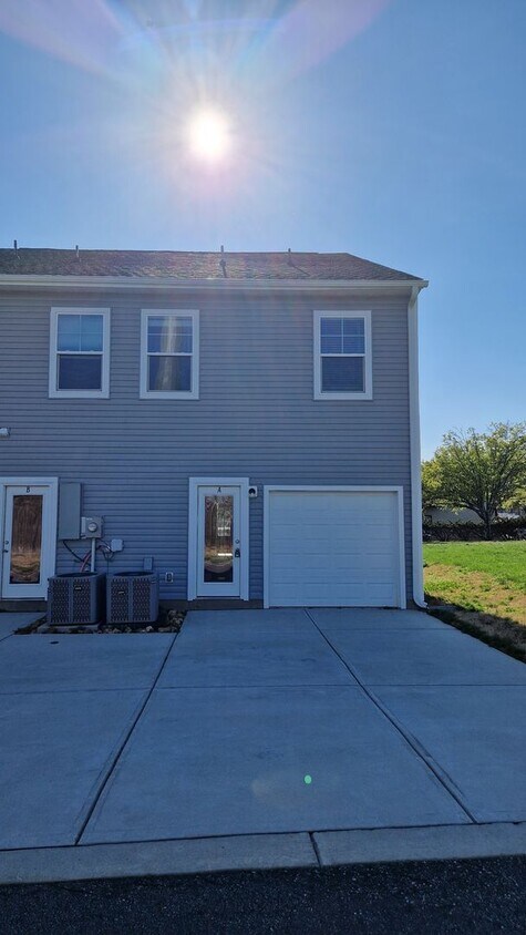 Foto del edificio - Brand New End-Unit Townhome | 3 BR/2.5BA | 1-Car Garage | Near Downtown Mooresville