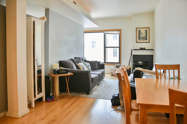 Building Photo - 2549 N Halsted St
