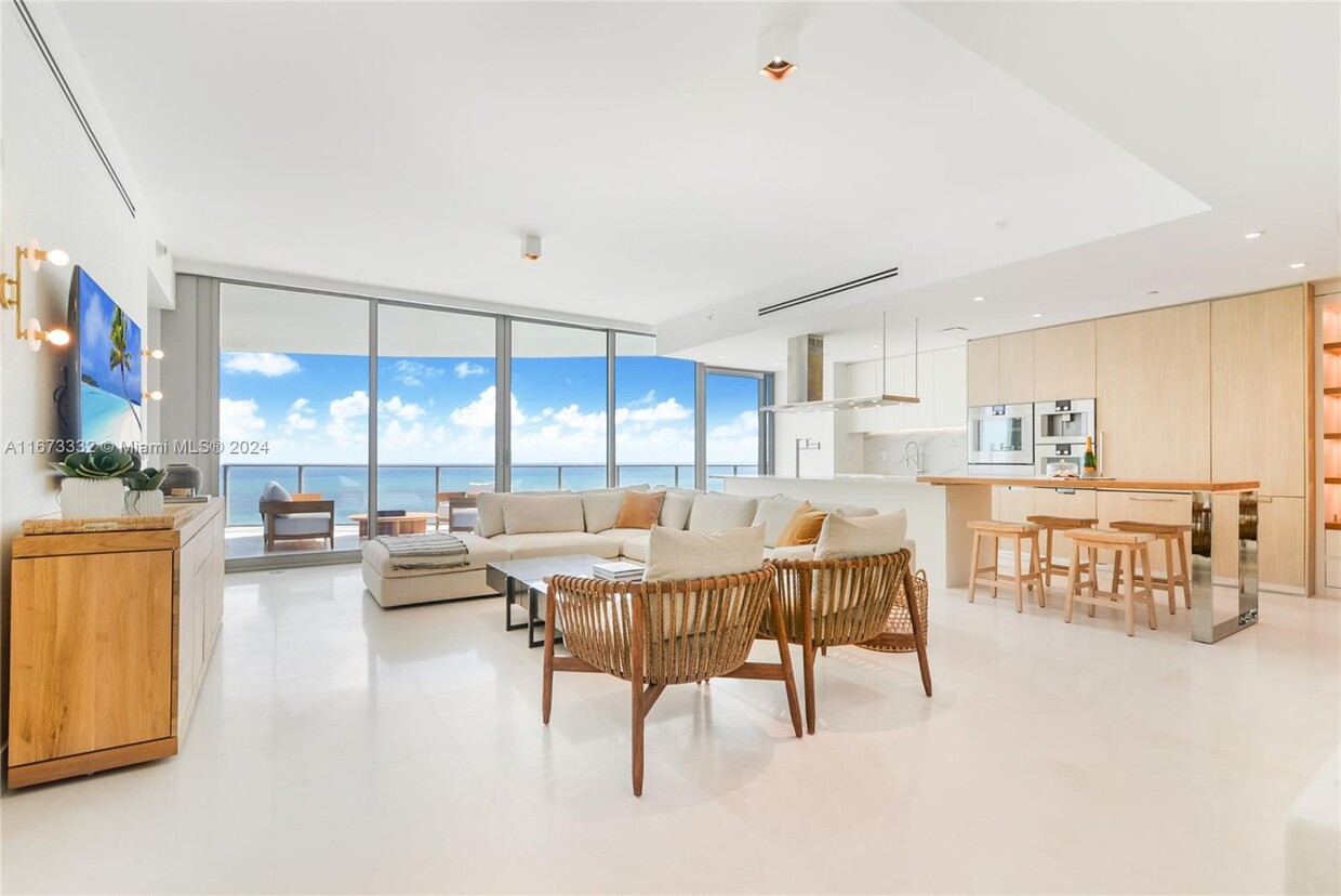 Foto principal - 15701 Collins Ave