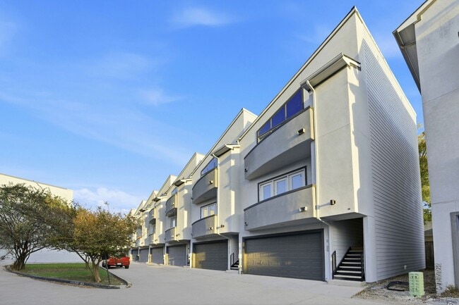 Foto del edificio - 2028 Tuam St