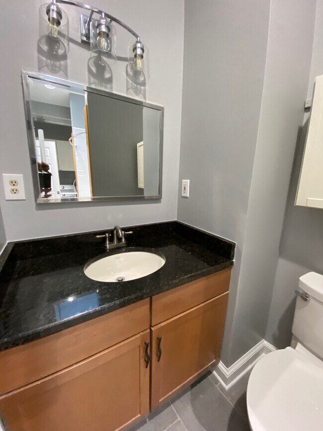 Bath Full - 411 I St NE