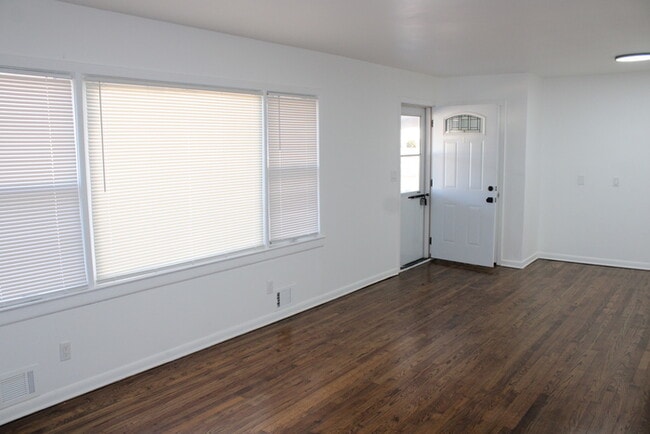 Building Photo - Cozy 2-bedroom, 1-bath home with vanity located in Independence, MO