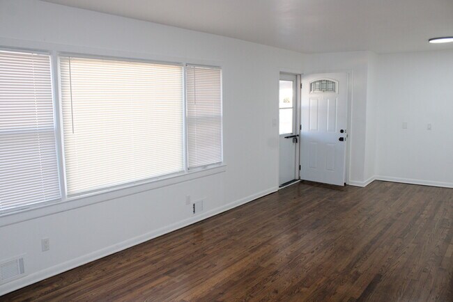 Foto del edificio - Cozy 2-bedroom, 1-bath home with vanity located in Independence, MO