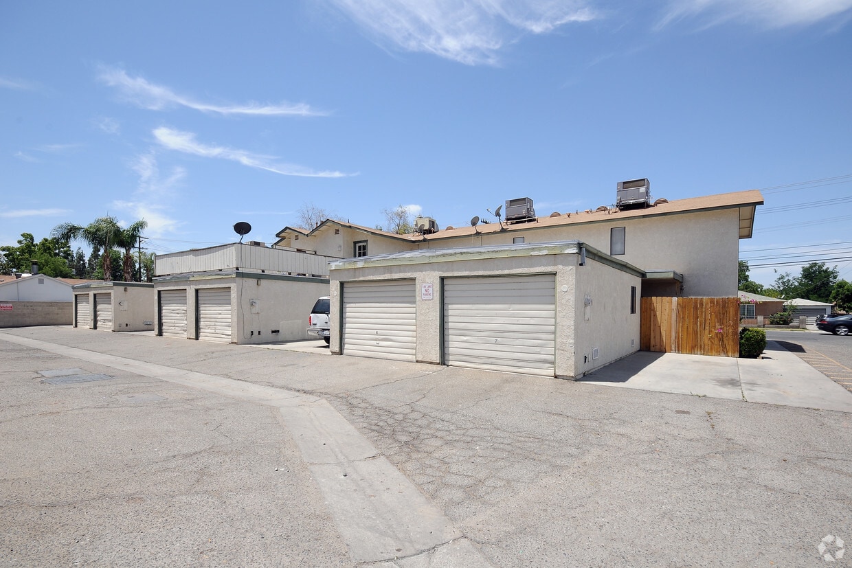 Saunders Park Villa Apartments in Bakersfield, CA