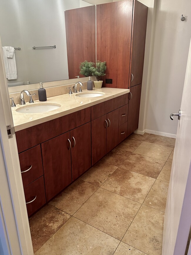 Primary Bathroom with Tub/Shower combo - 7147 E Rancho Vista Dr