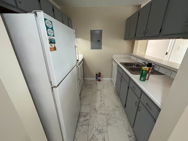 Foto del edificio - Room in Apartment on University Ct