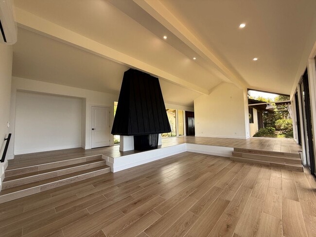 Building Photo - Newly Renovated 4 Bedroom Residence in La Jolla