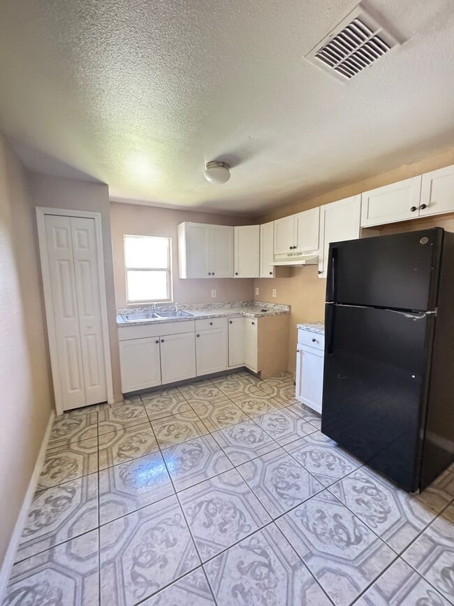 Building Photo - 3 Bedroom 2 bath 1482 Sq ft
