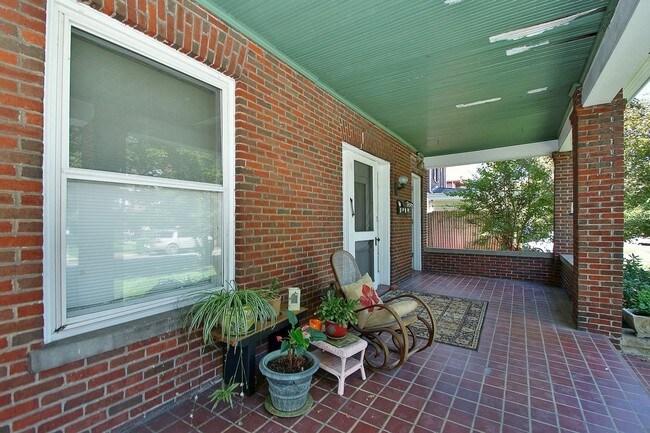 Front Porch - 502 Allison Ave SW