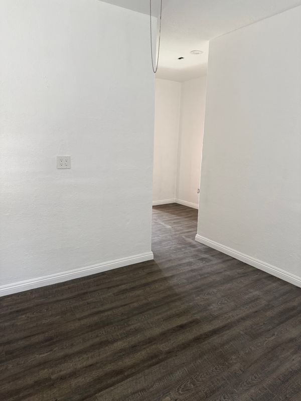 Building Photo - 910 S Marengo Ave