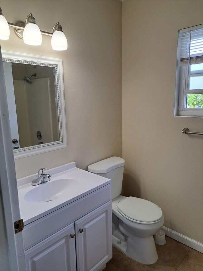 Foto del edificio - 1835 Carmona Ave