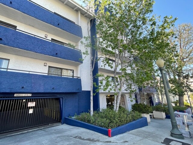 Primary Photo - 10982 Roebling Ave