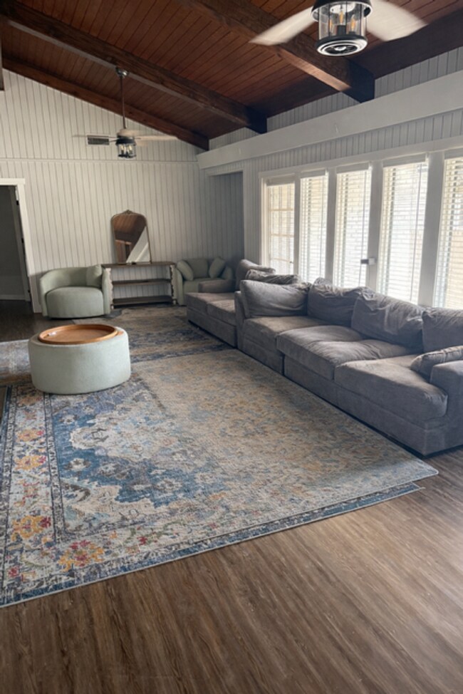 Building Photo - 902 N Texas St