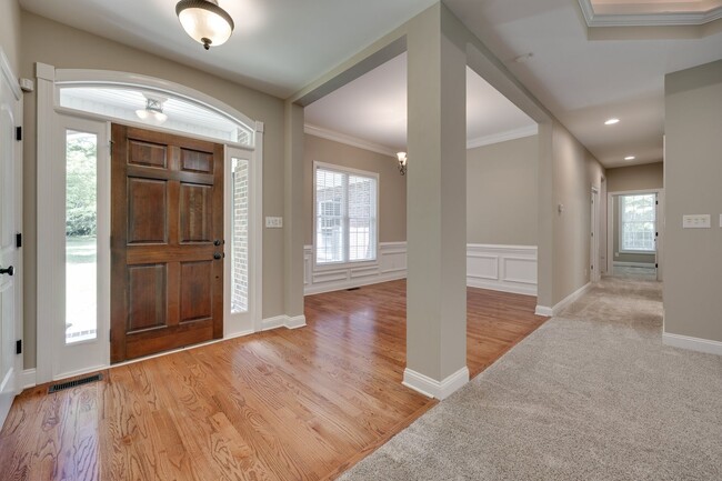 Building Photo - Beautiful 3 bedroom 2 bath Ranch with Bonu...