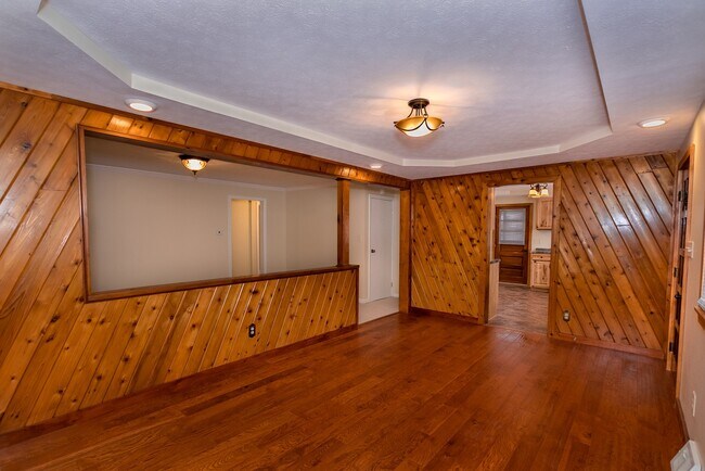 Building Photo - 372 W Church Ave