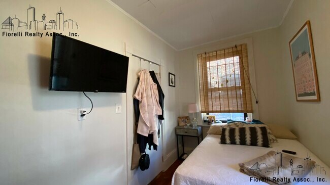 Building Photo - 207 Endicott St