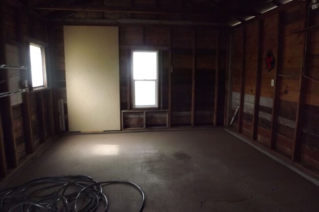 Building Photo - 2 bedroom, 2 bathroom house.