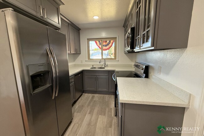 Foto del edificio - Large 4 Bedroom, 2 Bathroom Home with 2 Car Garage