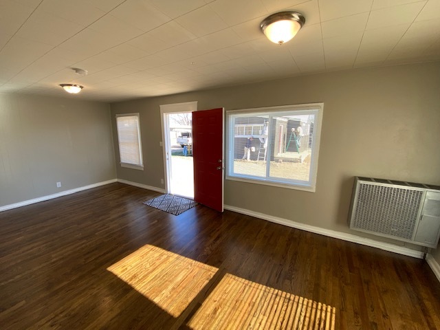 Living/Dining Room w/ Hardwood Floors - 105 N Public Rd