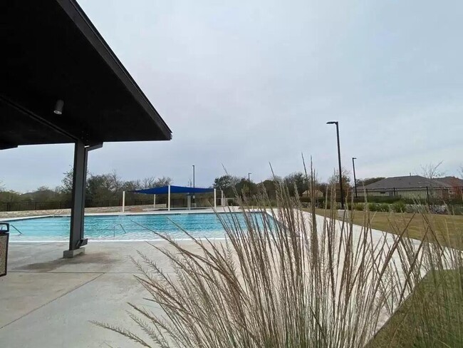 Foto del edificio - 266 Silver Glen Dr