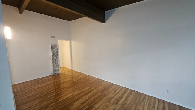 Building Photo - 11032 Moorpark St