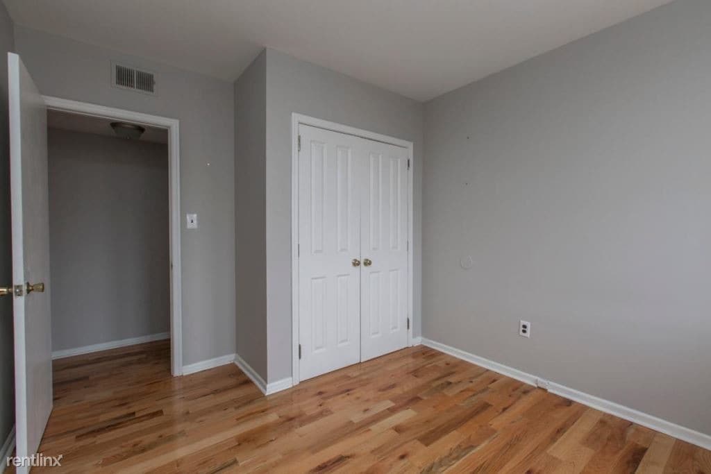 Primary Photo - 7057 Cresheim Rd