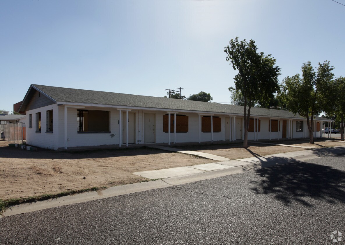 Building Photo - 710 N Olive Ave