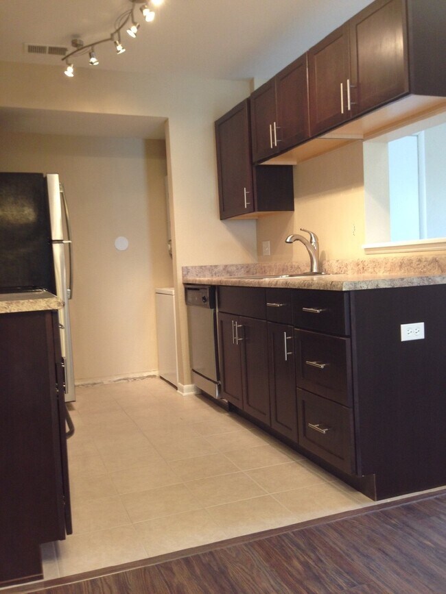 Foto del edificio - 2 Bedroom with Garage for Rent