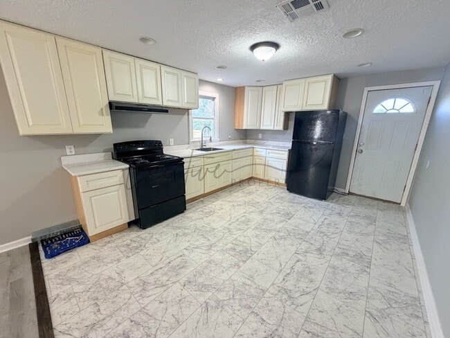 Foto del edificio - 3 Bedroom, 1.5 Bathroom Home with Bonus Room for Rent in Lake Charles