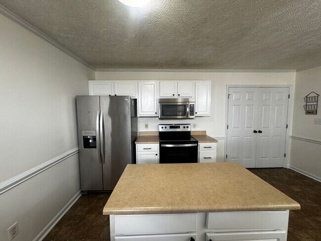 Foto del edificio - 3 Bedroom 2 Bath Ranch Home In Raeford