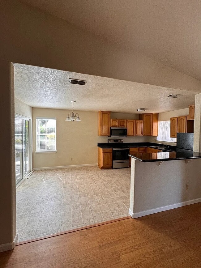 Building Photo - 5327 Hillsdale Blvd