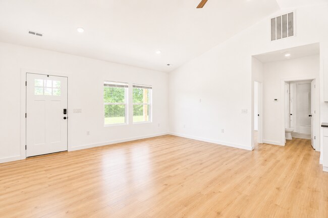 Foto del edificio - 3-Bedroom Home on Over Half an Acre with Pond Views Near I-40