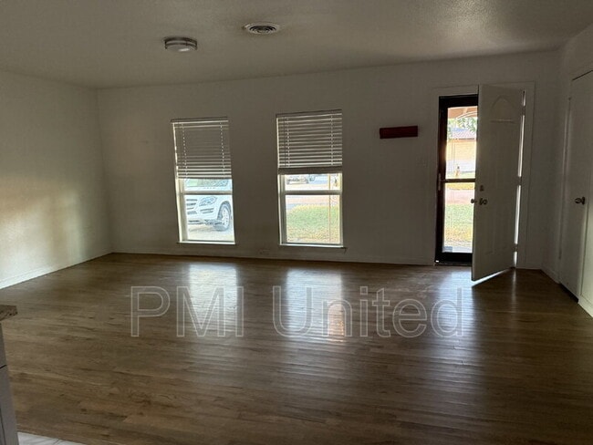 Building Photo - 224 E Oak Dr