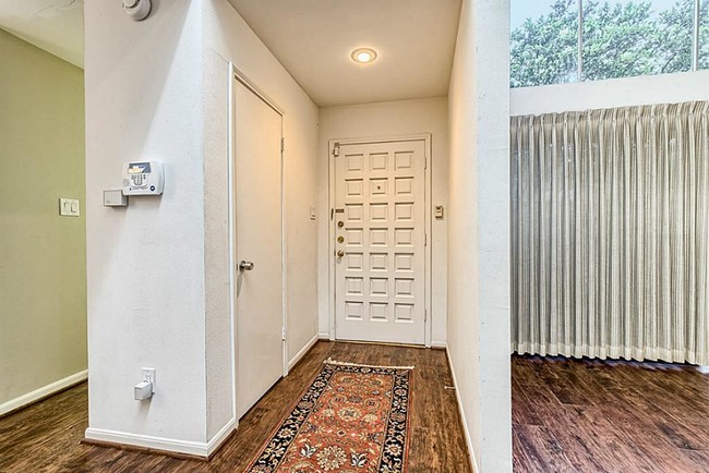 Building Photo - 11051 Bellbrook Dr