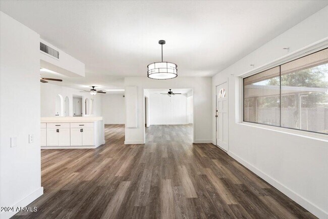 Foto del edificio - 9945 W Camden Ave